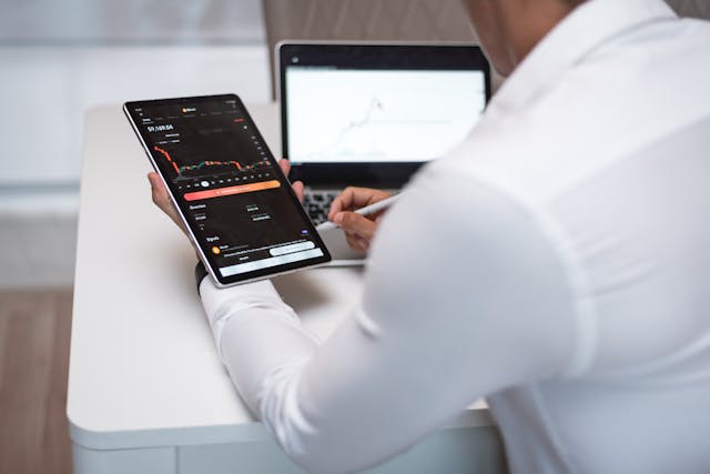 Tablet screen showing a lost of profit.